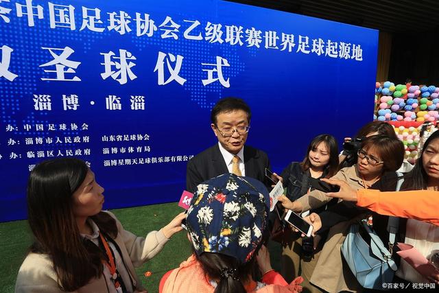 张智霖上海演唱会，儿子魔童再展吉他才华，颜值与气质俱佳